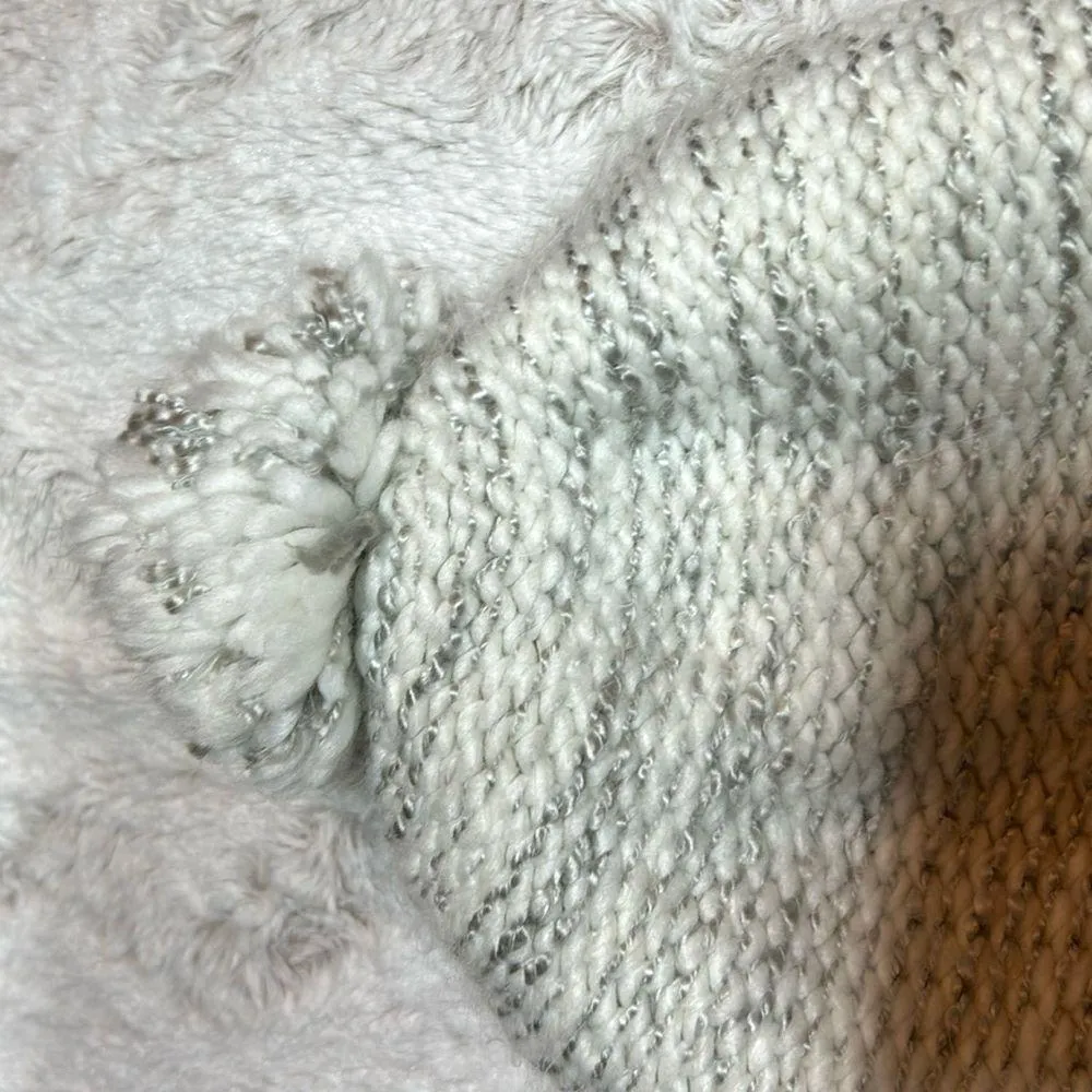 The Northface Women’s Winter Hat W/Tie and Pom Pom OS-EUC - Image 3