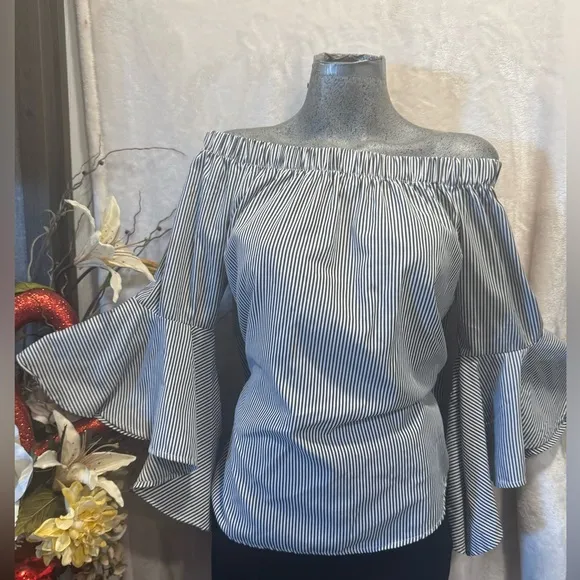 Modern off the shoulder bell sleeve blouse
Size L - Image 2