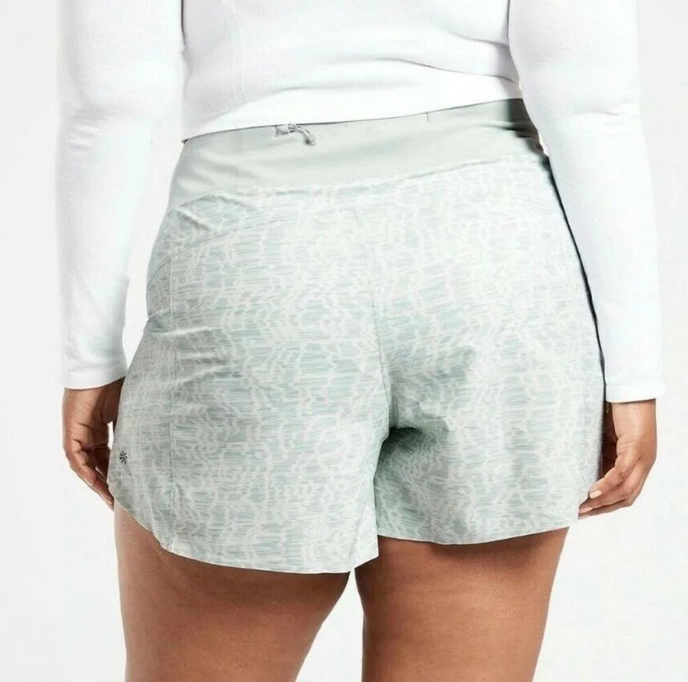 NEW Athleta Printed Run With It 4.5” Short Verve Horizon Gray White Womens 1X - Image 2