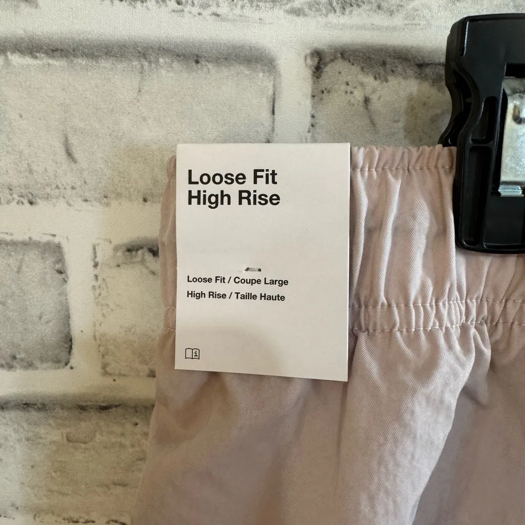NWT! Women’s Nike loose fit high rise lined pocket shorts light pink Small - Image 5