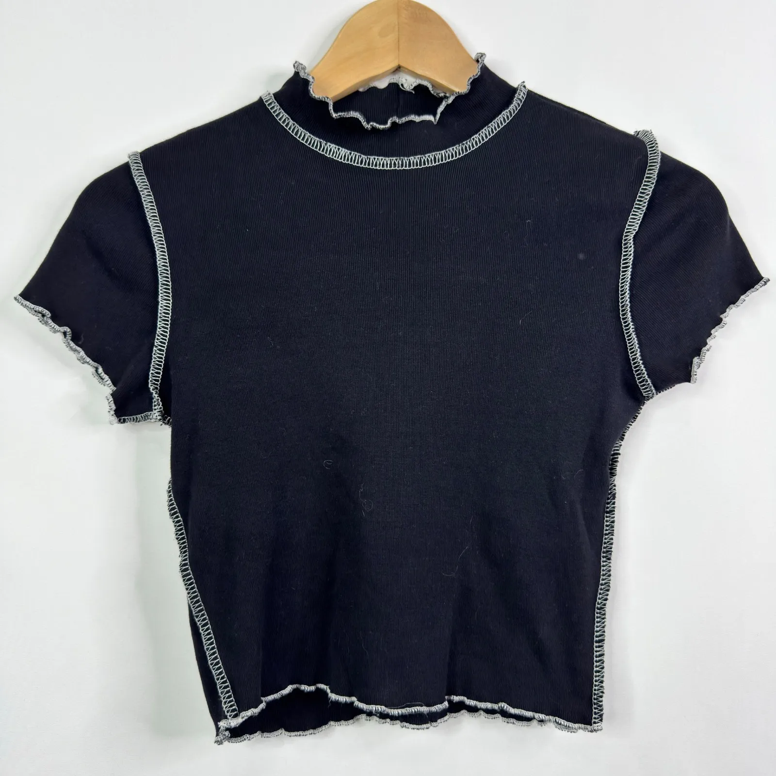 RSQ Black Ribbed Mock Neck Lettuce Hem Crop Top T-Shirt Women's Medium - Image 4