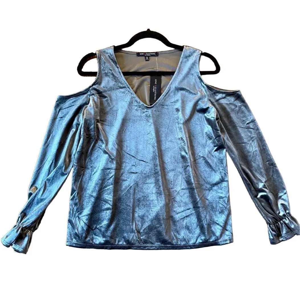 One clothing NWT velvet cold shoulder top medium - Image 2