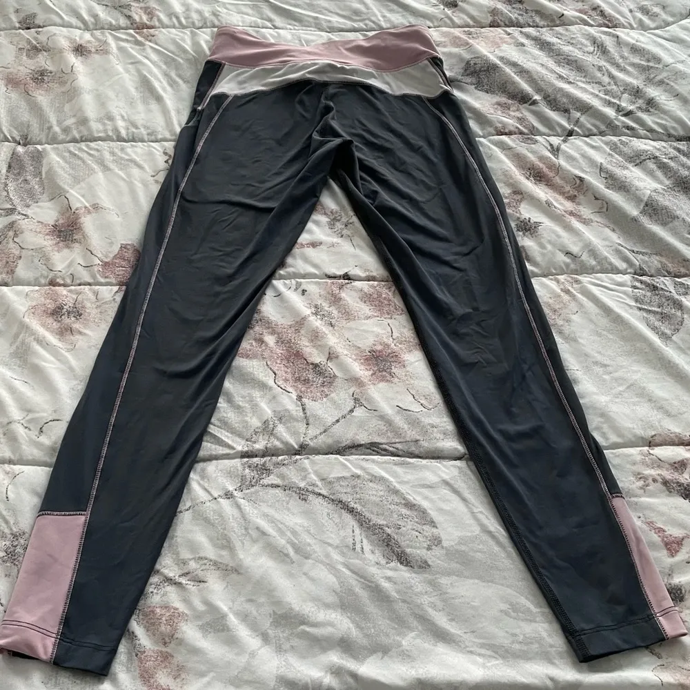 Bebe Sport gray with pink & white inside pocket athletic leggings, size XS - Image 11