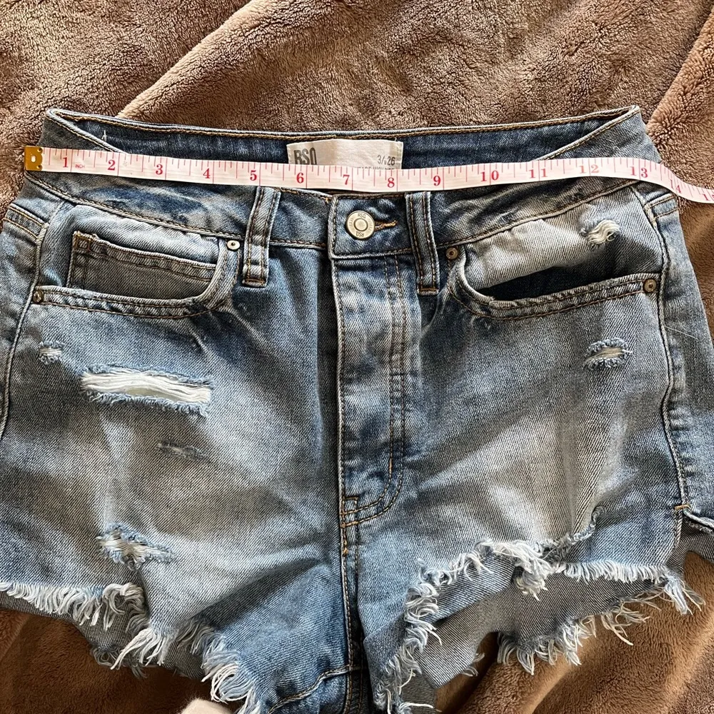 RSQ Vintage Hi-Rise Distressed Denim Button Fly Jean Shorts Women’s Sz 3/26 EUC - Image 6