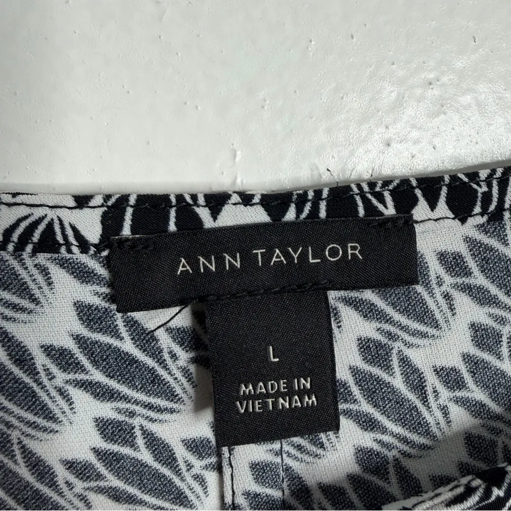 Ann Taylor Black White Top Tulips Print Bell Cuffs Minimalist Casual Career Wear - Image 4