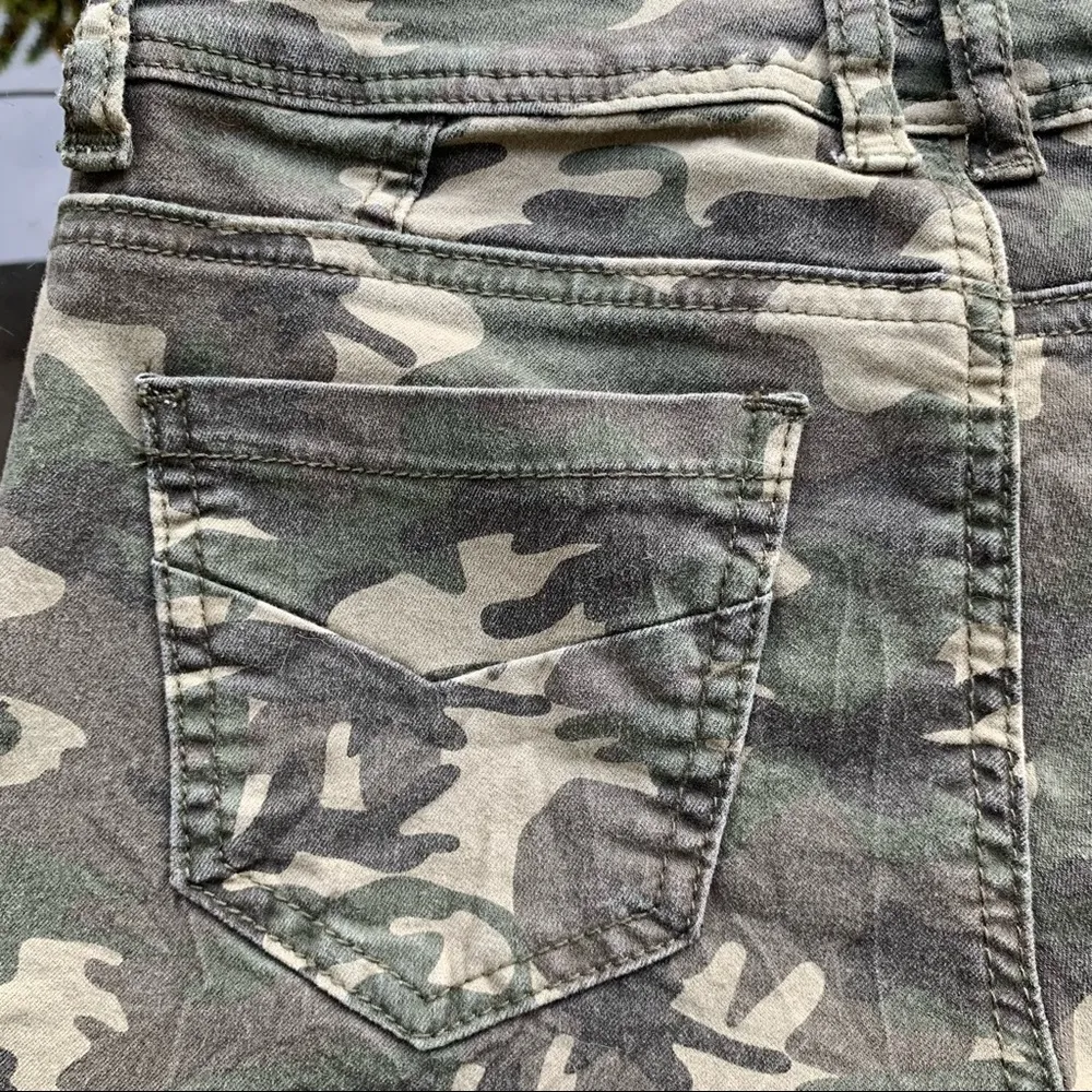Vanilla Star Cargo Cropped Pants in Green Camo - Size 3 - Image 12