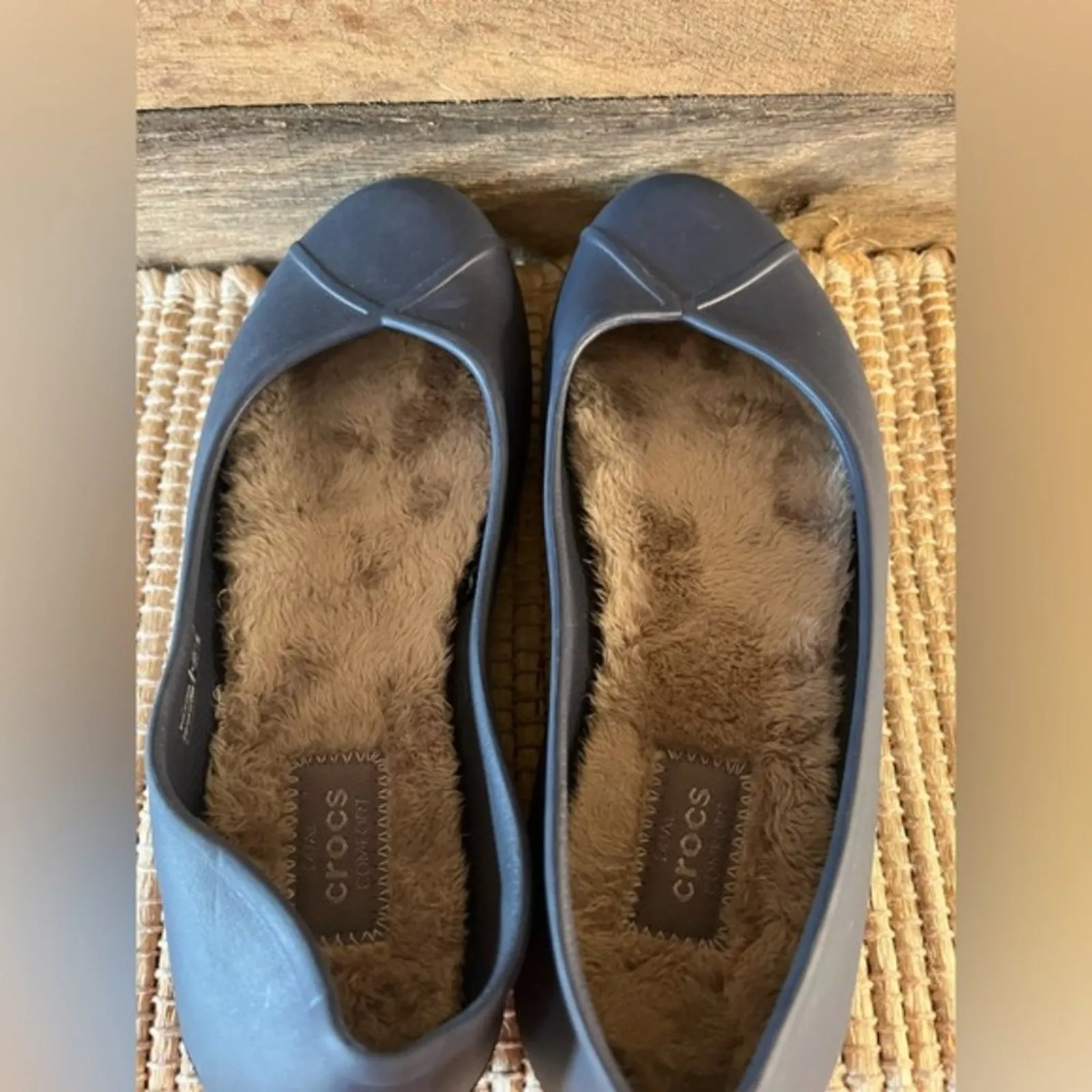 Crocs Olivia‎ II Navy Fur Lined Flats Size 6 - Image 9