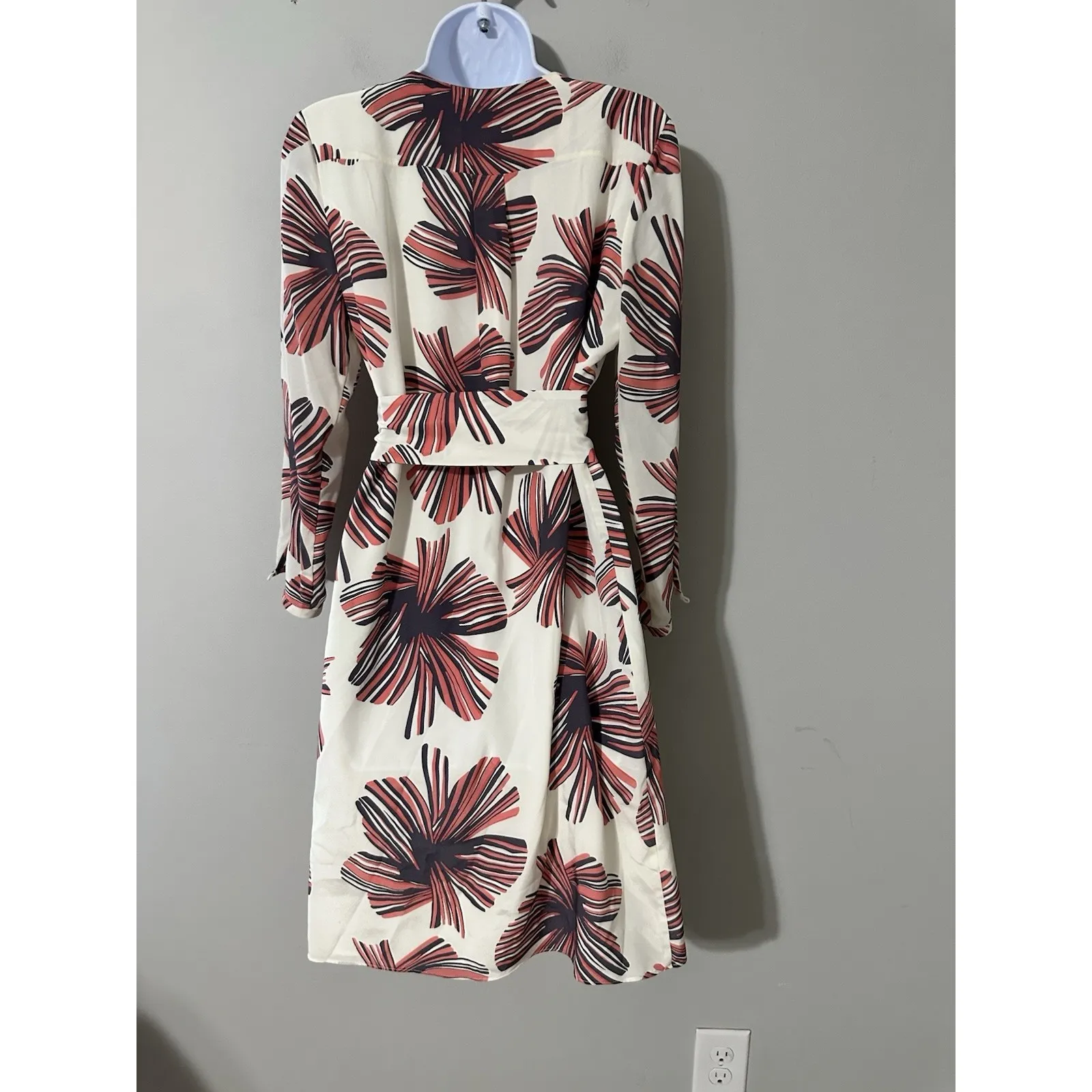 ELLIE KAI 100% Silk Wrap Dress Size 6 Abstract Floral Starburst Print Belted - Image 4