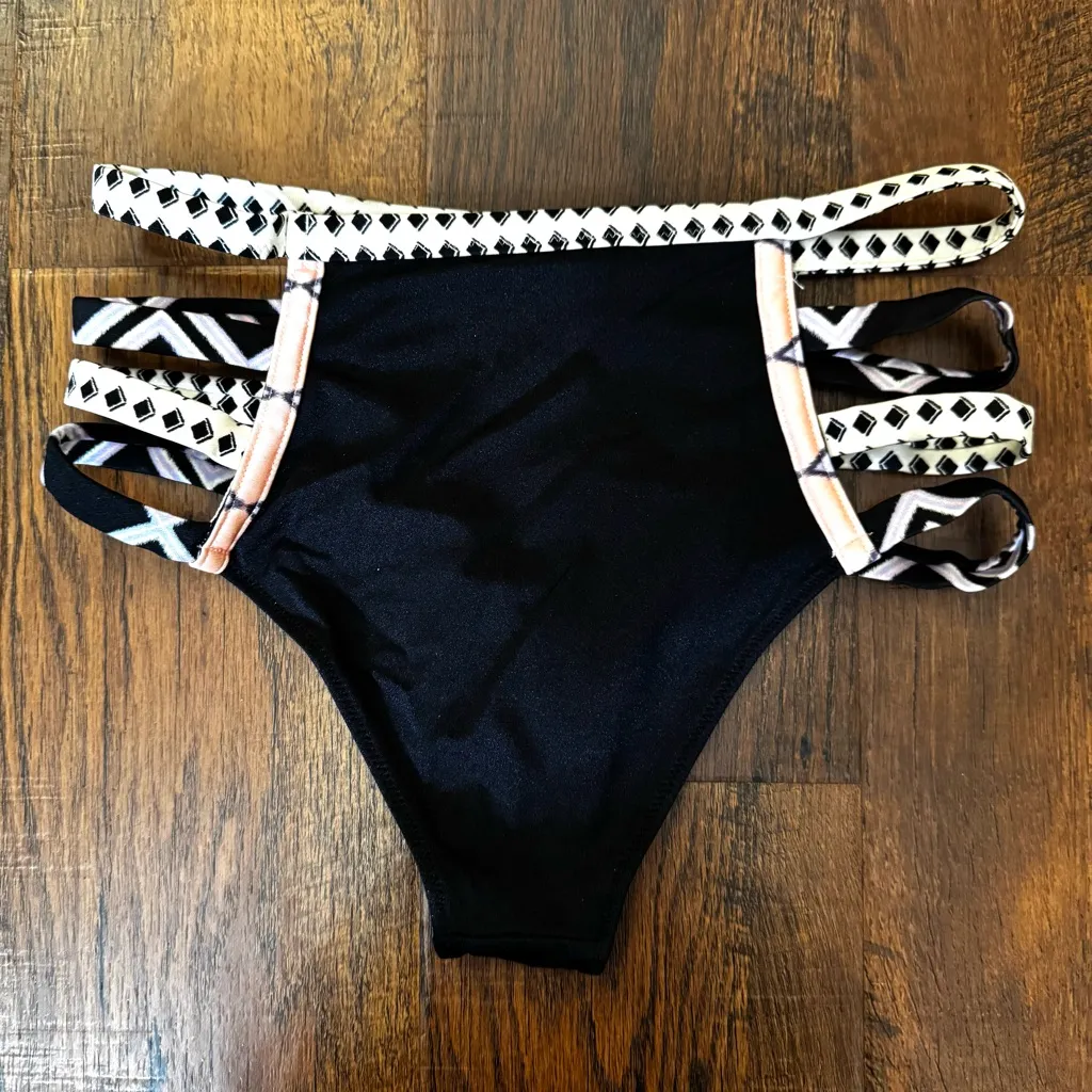 VICTORIA’S SECRET Aztec design, strappy bikini bottoms, size S/P - Image 7