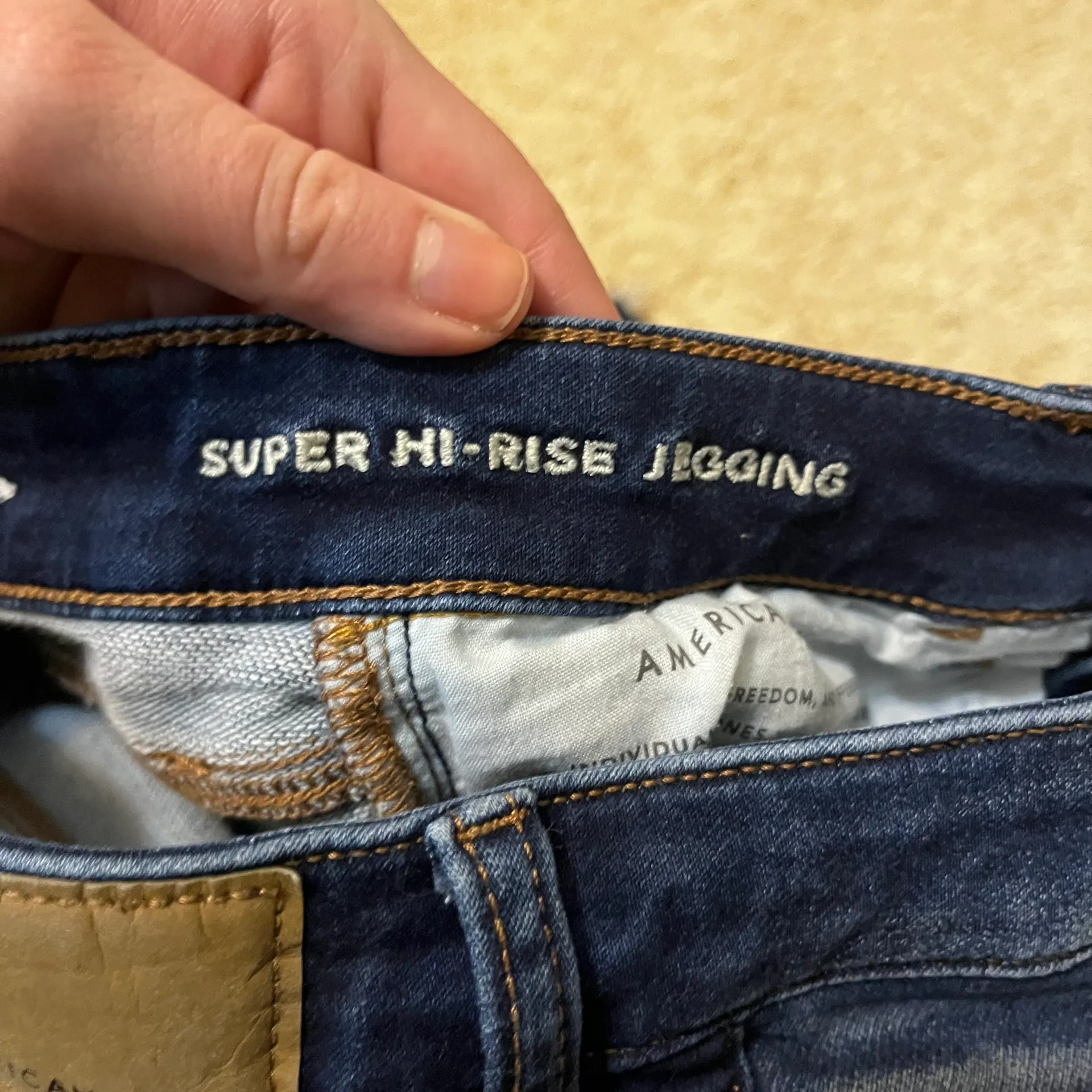 Outfitters Super hi rise distressed jeggings size 6 regular - Image 5