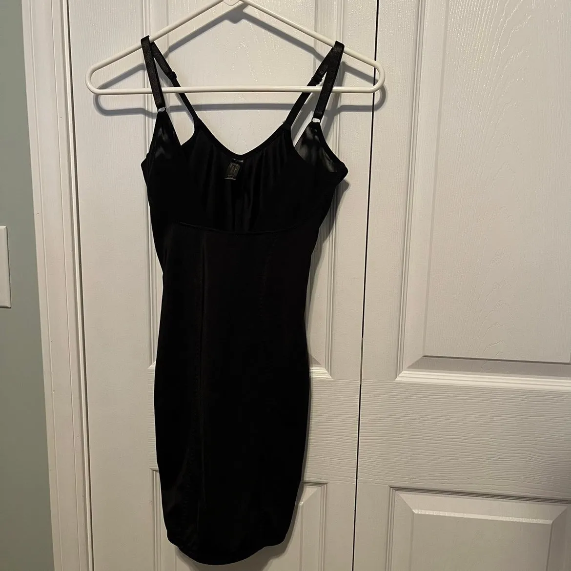 Marilyn Monroe Intimates slip size medium. Preowned‎ in excellent condition. - Image 8
