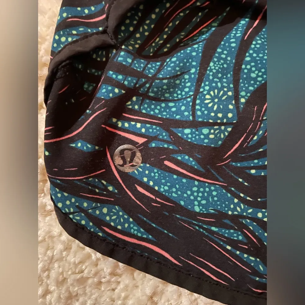 Lululemon Speed Shorts Teal Black Size 6 Lined - Image 8