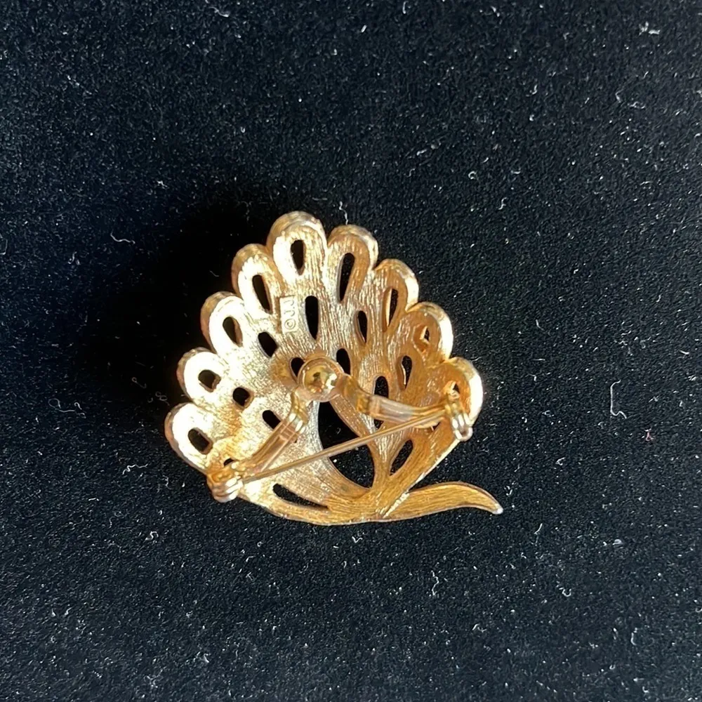 Vintage JJ Jonette abstract peacock gold tone metal brooch lucky charm - Image 3