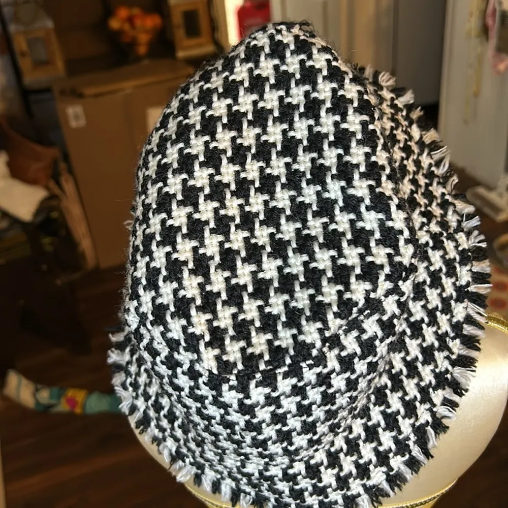 Liz Claiborne Black & White Winter Bucket Hat. - Image 7