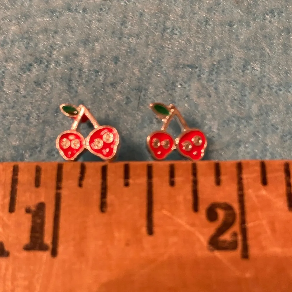 STRAWBERRY pierced earrings in red green enamel silver studs vintage new - Image 7