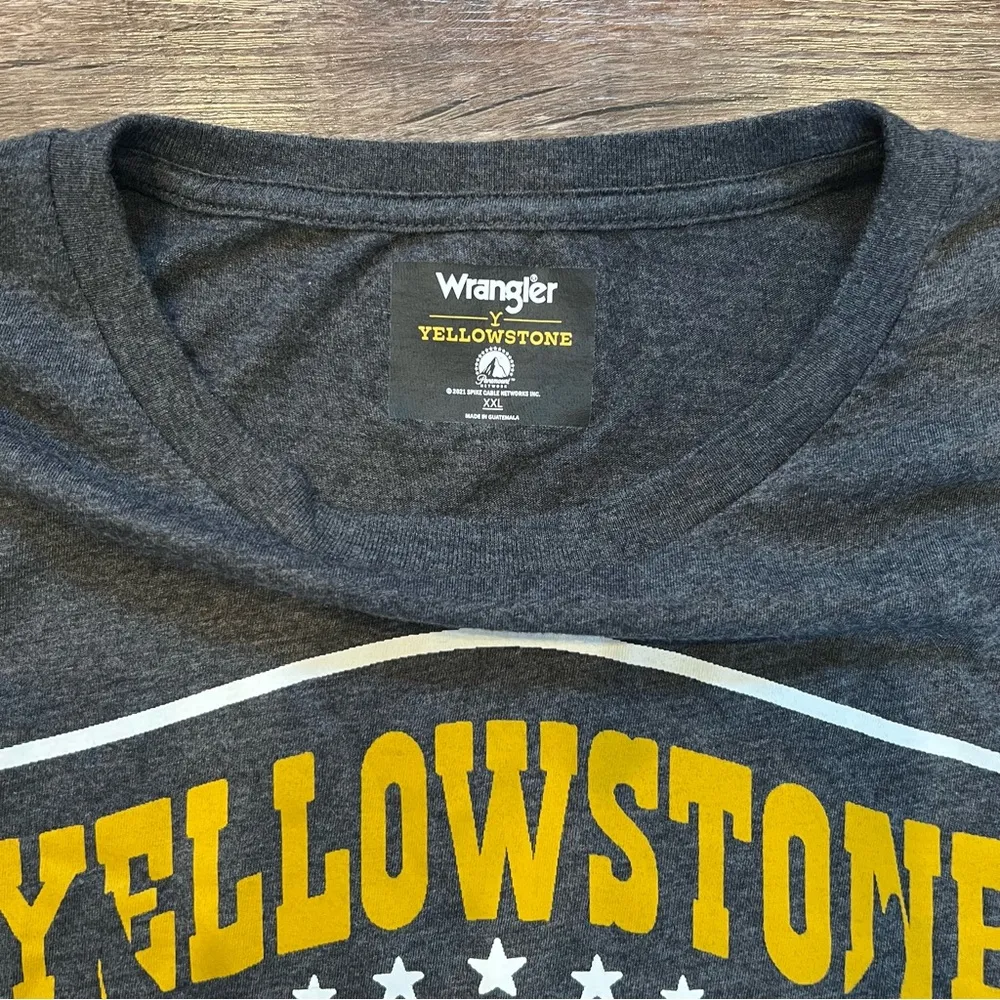 Wrangler x Yellowstone Gray Crop Short Sleeve T-shirt Size XXL - Image 3