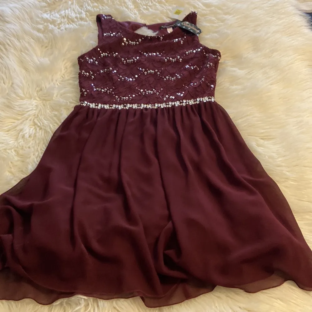 XTRAORDINARY TEEN DRESS SIZE 9 BRAND  NEW LENGTH 34” BUST 28” COLOR BURGUNDY - Image 11