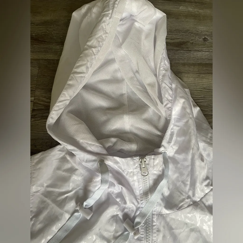 ZYIA White Fitted Hoodie Sweatshirt - Image 8