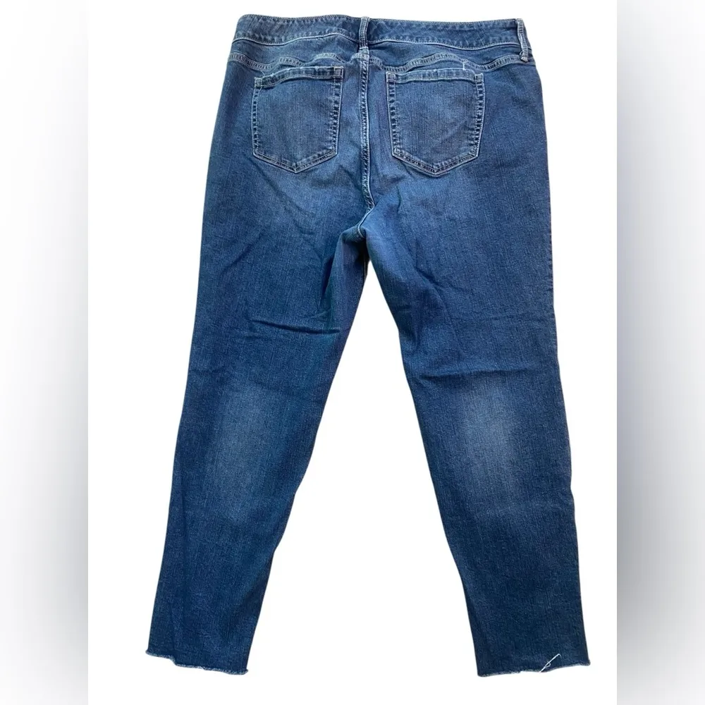 Torrid Medium Wash Mid Rise Raw Hem Boyfriend Jeans in Size 18 Short - Image 5
