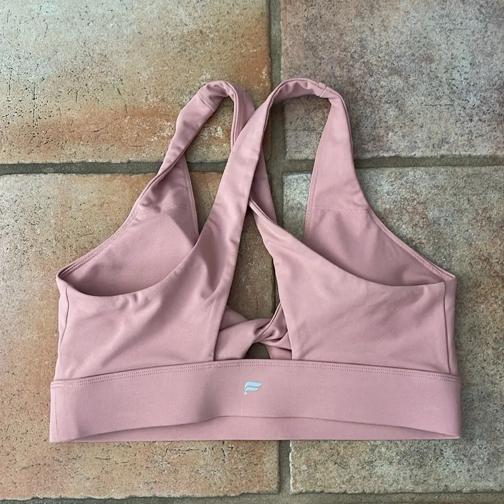 Fabletics twist front keyhole sports bra in rose size medium - Image 2