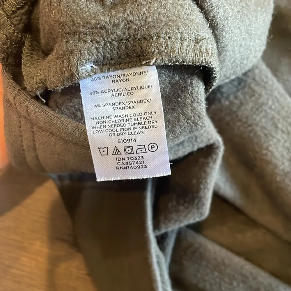 Lou and Grey Green Signature Soft Crewneck Sweatshirt - Size XS - Image 6