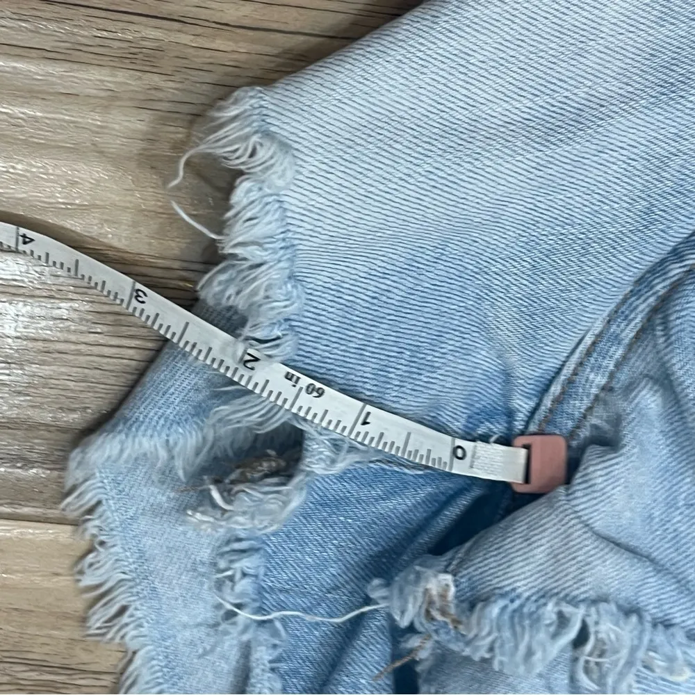 American Eagle light Wash denim high waisted floral embroidered mom shorts sz 2 - Image 7