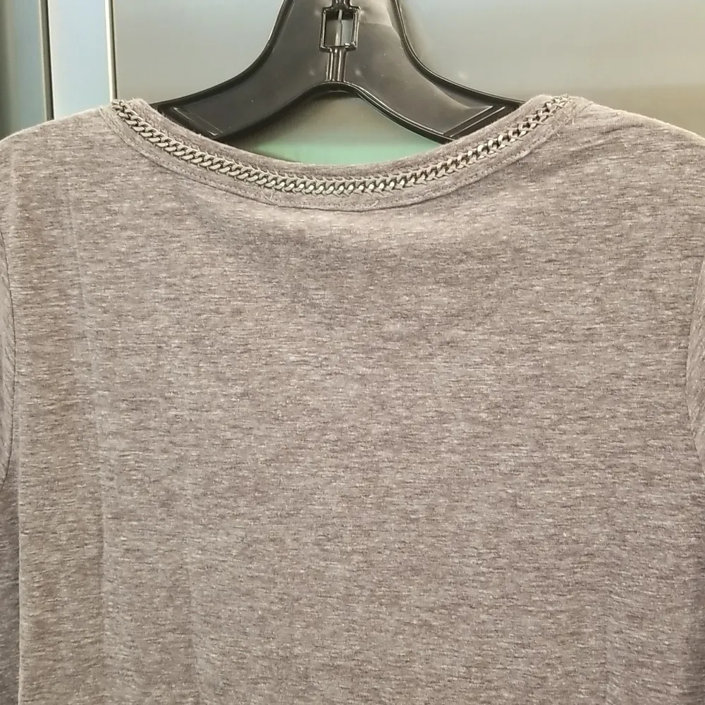💕CURRENT AIR💕 Cap Sleeve Silver Chain Collar Detail Tee ~ Gray Medium M NWT - Image 4