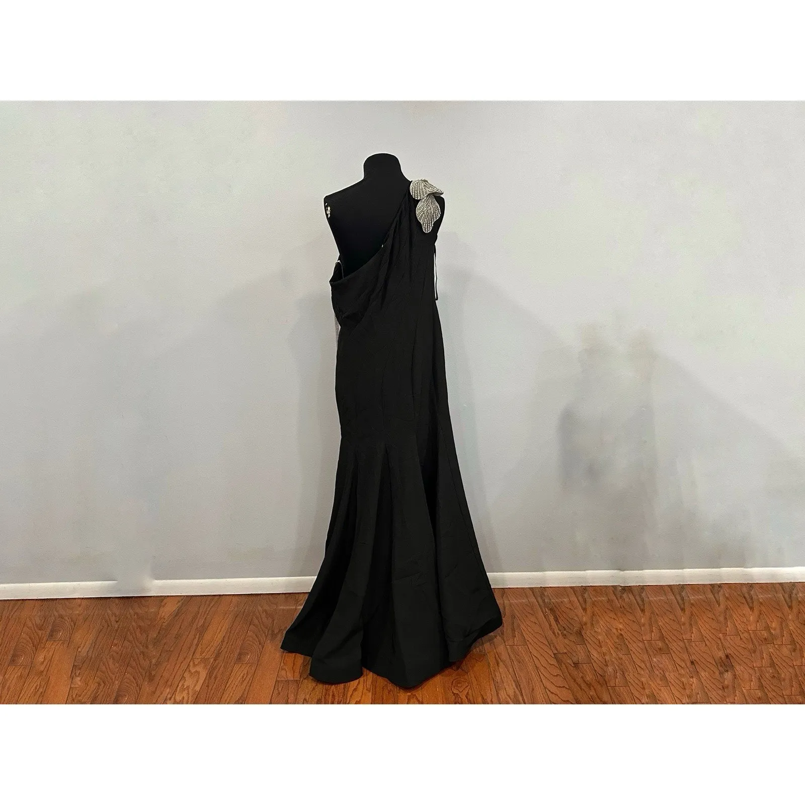 Mac Duggal 11810 Black Crepe One Shoulder Gown With Crystal Flower Sz 14 NWOT - Image 4