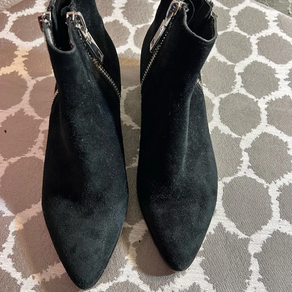 Dolce Vita Black Ankle Boots with Sleek Design Size 6.5 - Image 15