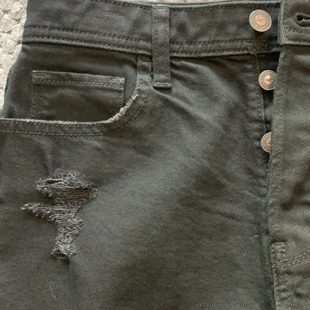 Hollister Denim Black Jean ULTRA HIGH RISE MOM SHORTS 3” Size 27/5 EUC #7918 - Image 4