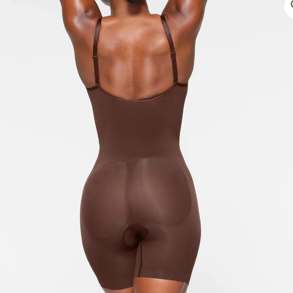 SEAMLESS SCULPT MID THIGH BODYSUIT, in the color brown cocoa. - Image 4