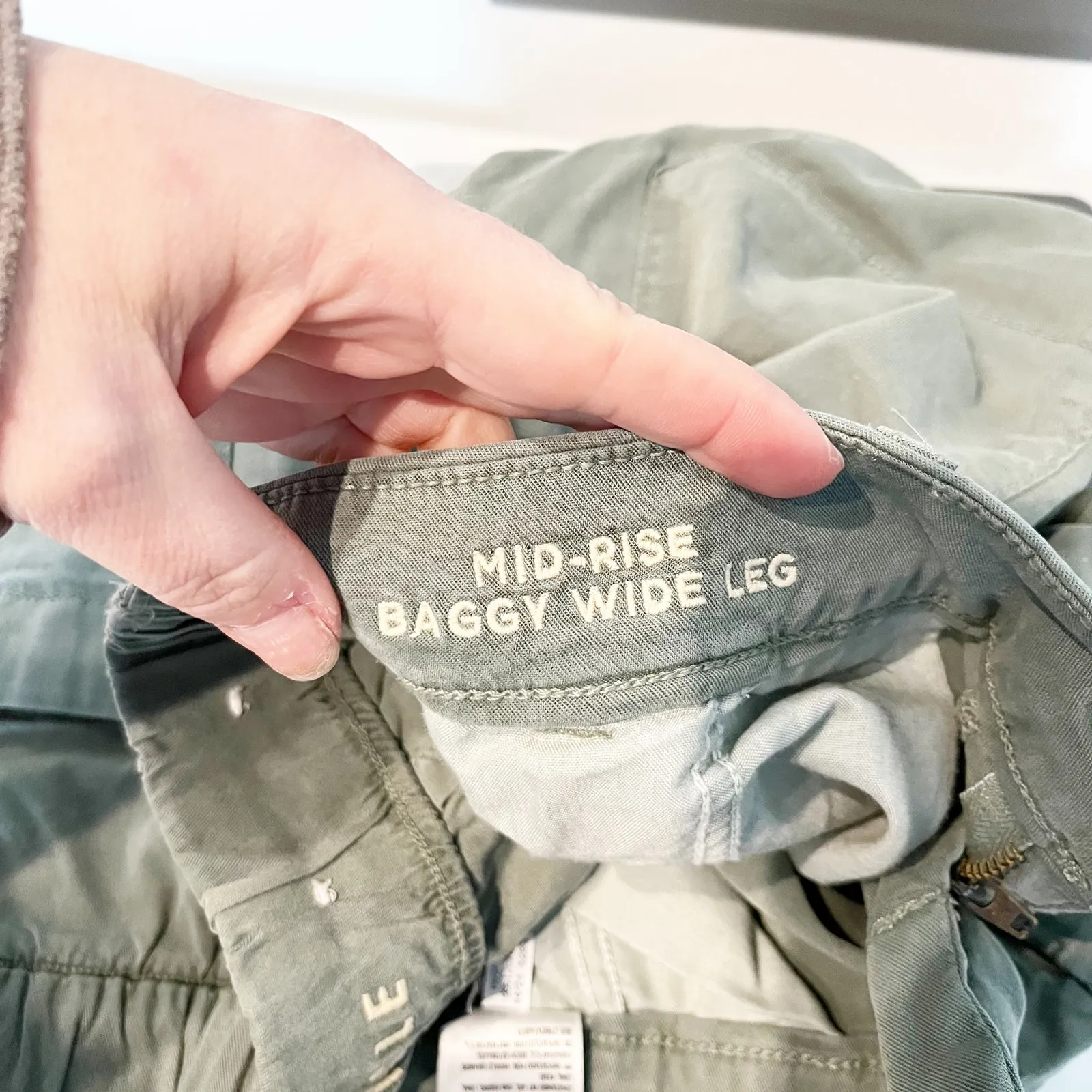 American Eagle Mid Rise Baggy Wide Leg Cargo Pants Green 4 Short - Image 3