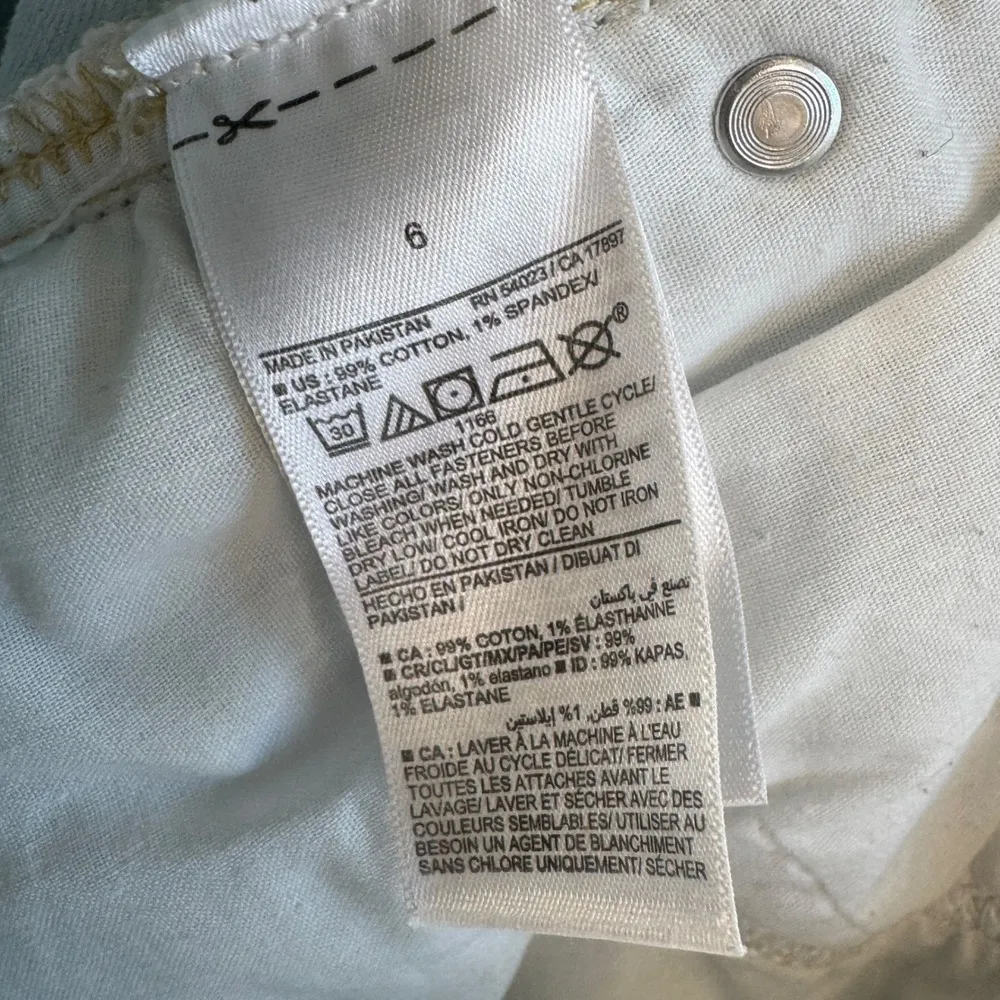 Old Navy O.G. Straight High Rise Distressed Denim Shorts Sz 6 Light Wash Raw Hem - Image 4