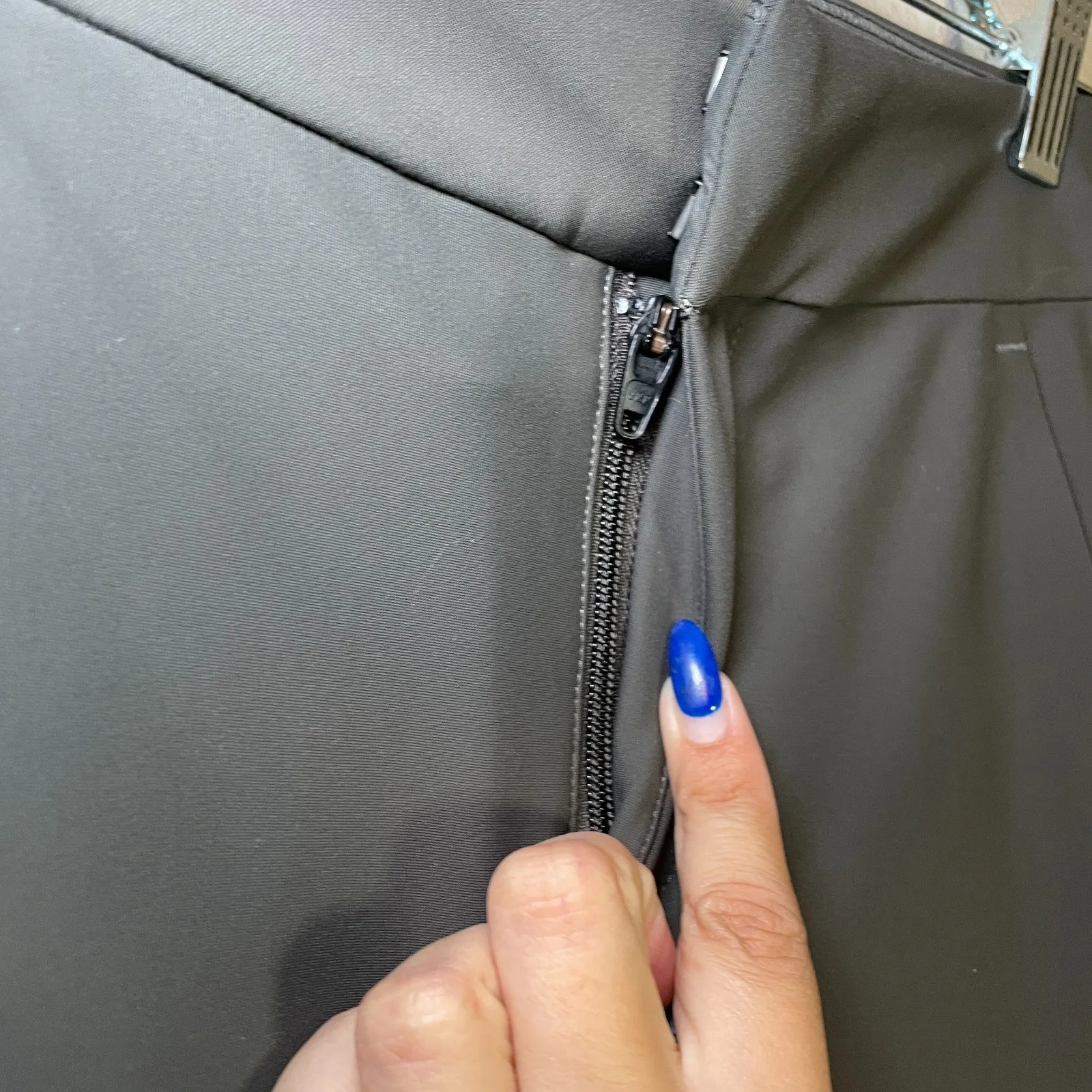 Athleta Stellar Trouser Pant Womens 2 Gray Ankle Hem Zips UPF FItted Athleisure - Image 7