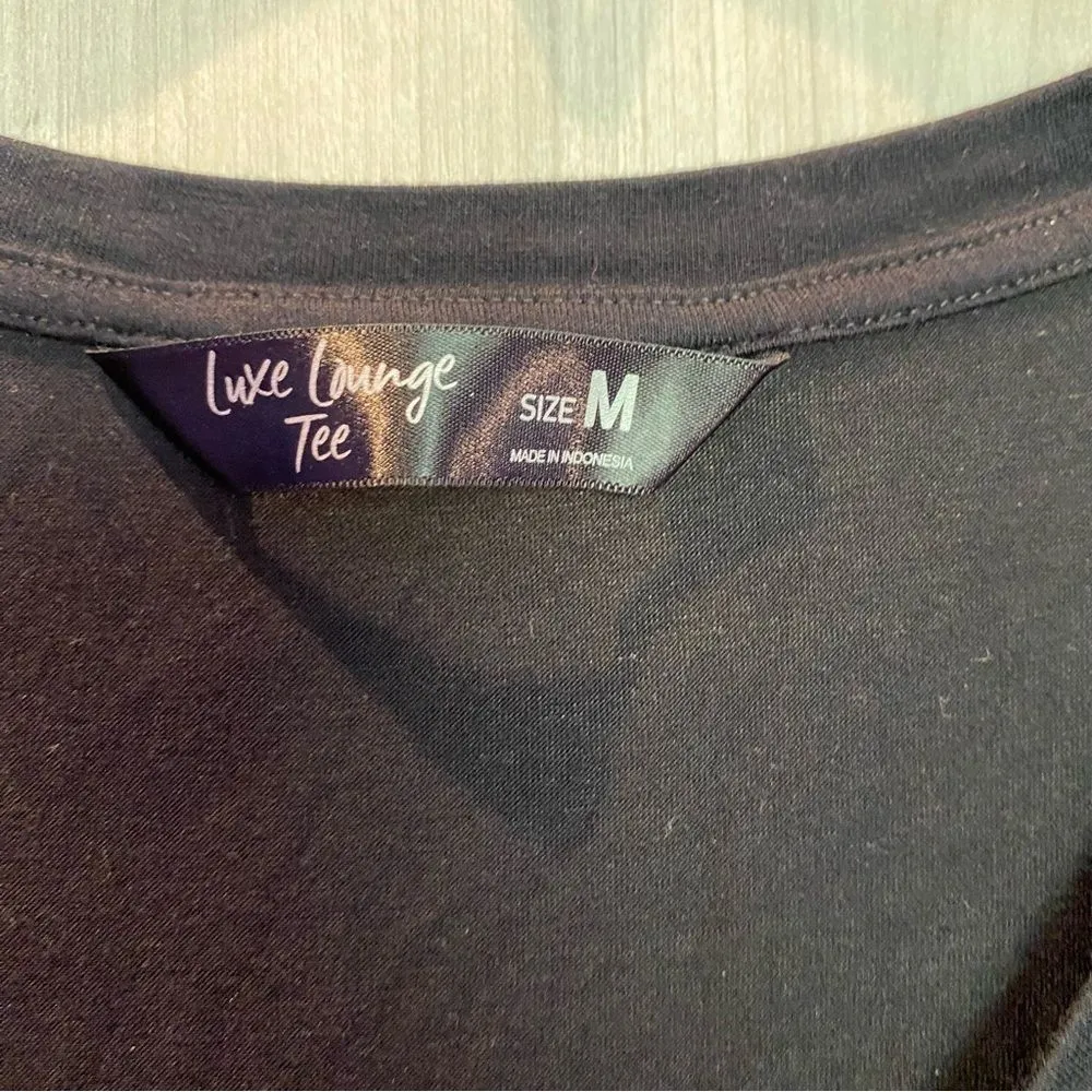 Luxe Lounge Tee Black V - Image 2