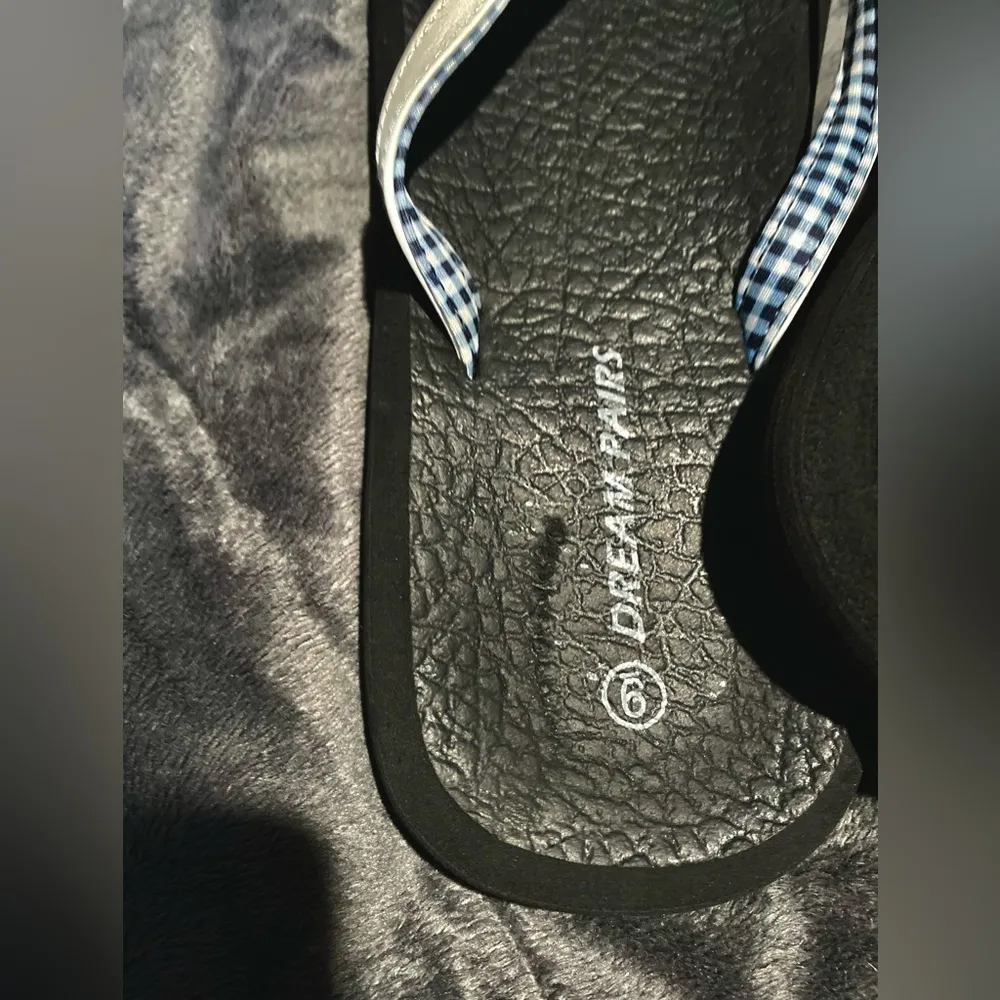 NWOT DREAM PAIRS Women’s Size:9 White flip flops Arch support. - Image 7