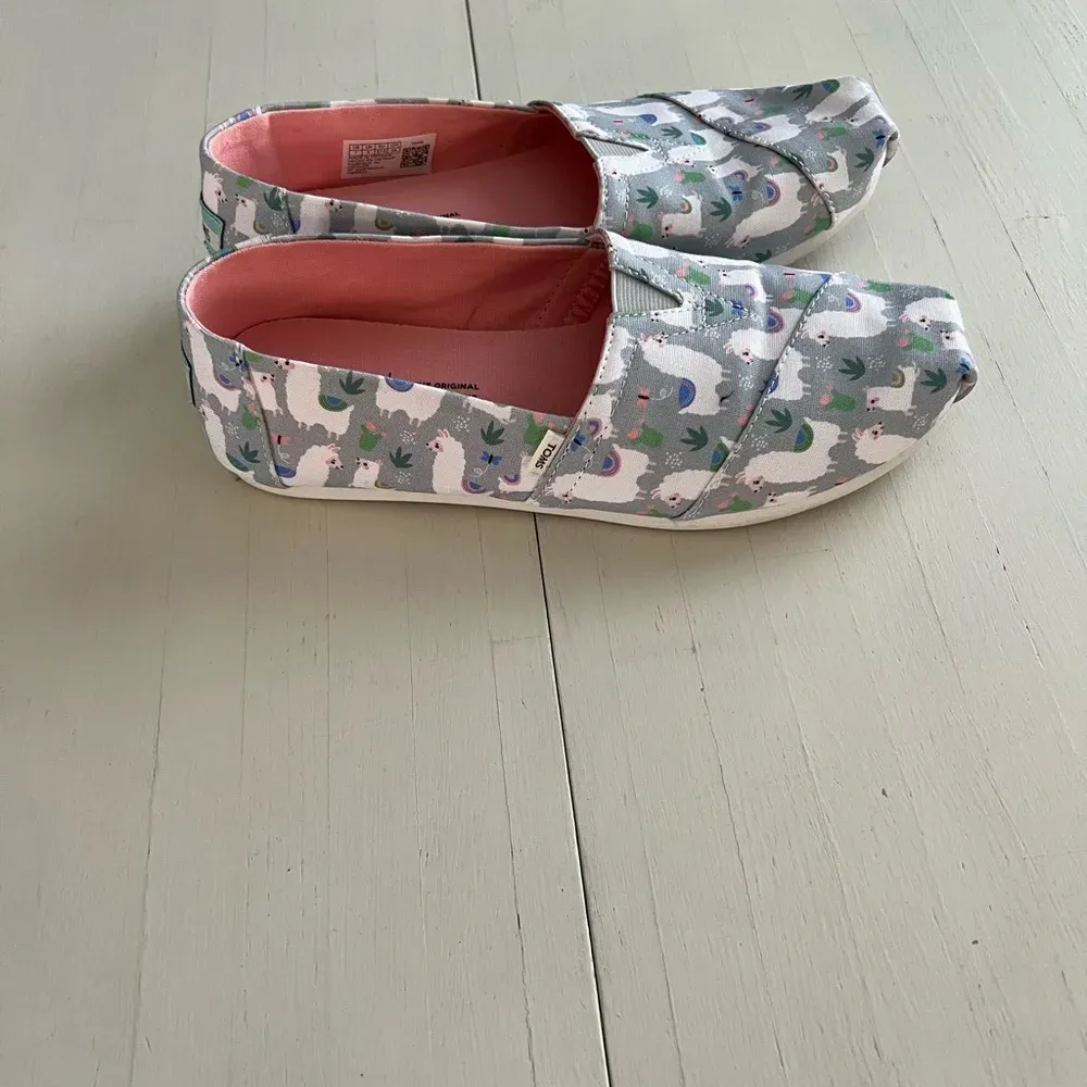 TOMS Alpargata Lovable Llama Print Gray‎ Flats Shoes Size 7 Wide - Image 2