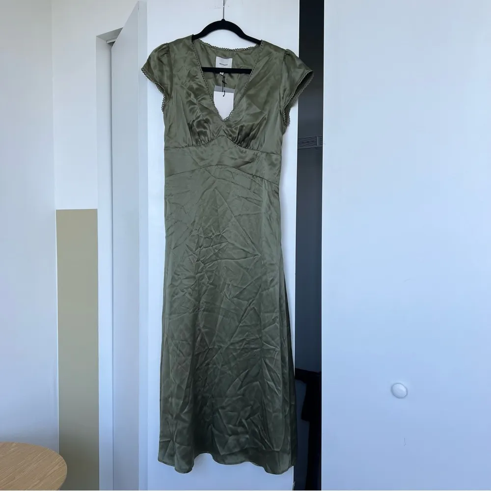 Reformation Cassie Silk Midi Dress in Aloe Vera Green - Image 4