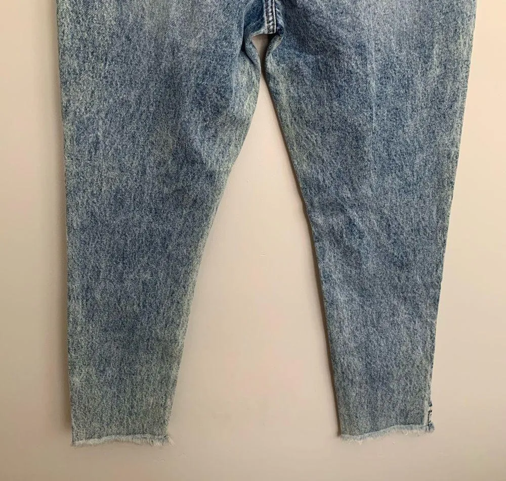 NWT KanCan High Waist Relaxed Thigh Raw Hem Acid Wash Mom Jeans Size 3/25 - Image 8