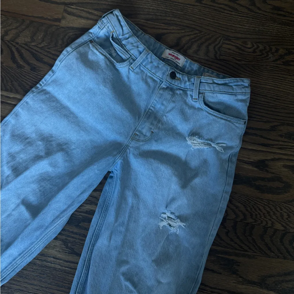 Wrangler Women's High-Rise Loose Fit jean light wash baggy denim pants - Image 4