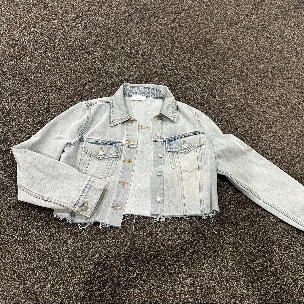 Light Wash Cropped Denim Jacket with Raw Hem - Image 2