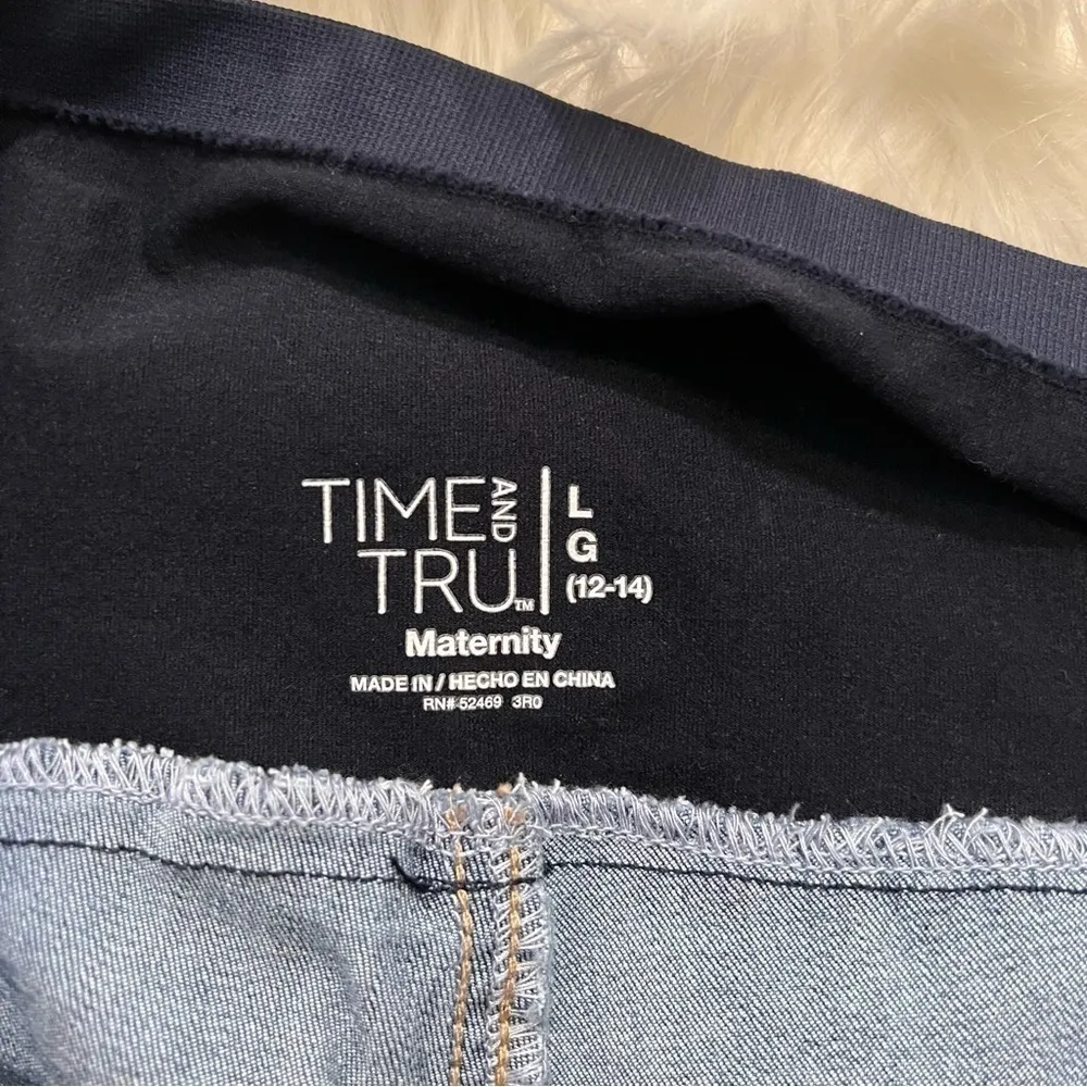 Time and Tru Maternity Straight Leg Jeans Light Wash - Image 14