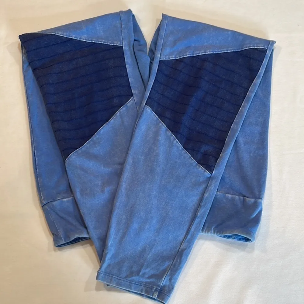 WALT DISNEY WORLD • Size Medium • Blue distressed whitewashed leggings - Image 9