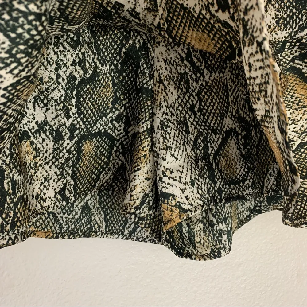 skorts ties on waist snake print women’s Size Medium - Image 7