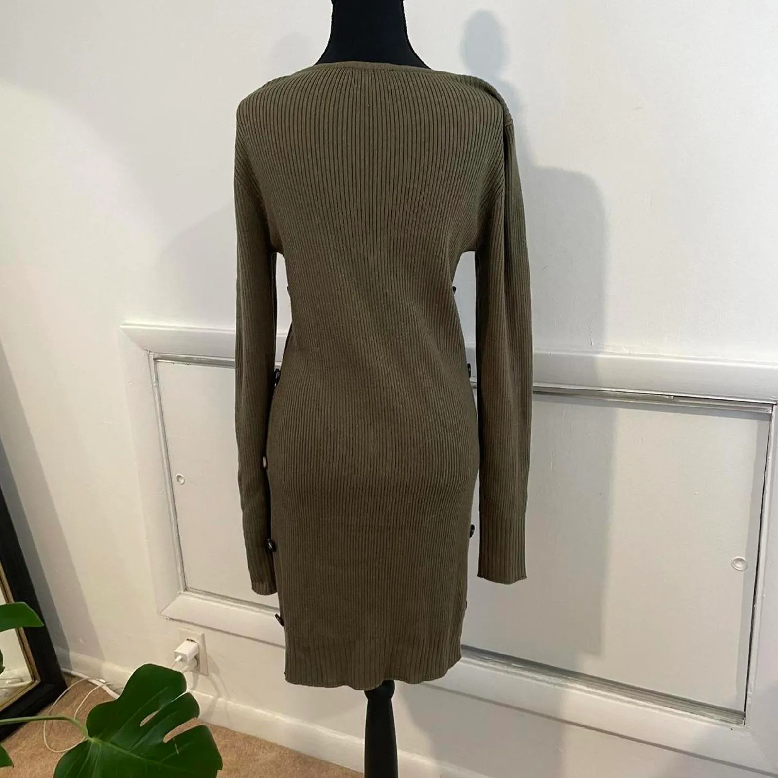 Khaki green ribbed knit mini dress with buttons and long sleeves - Image 5