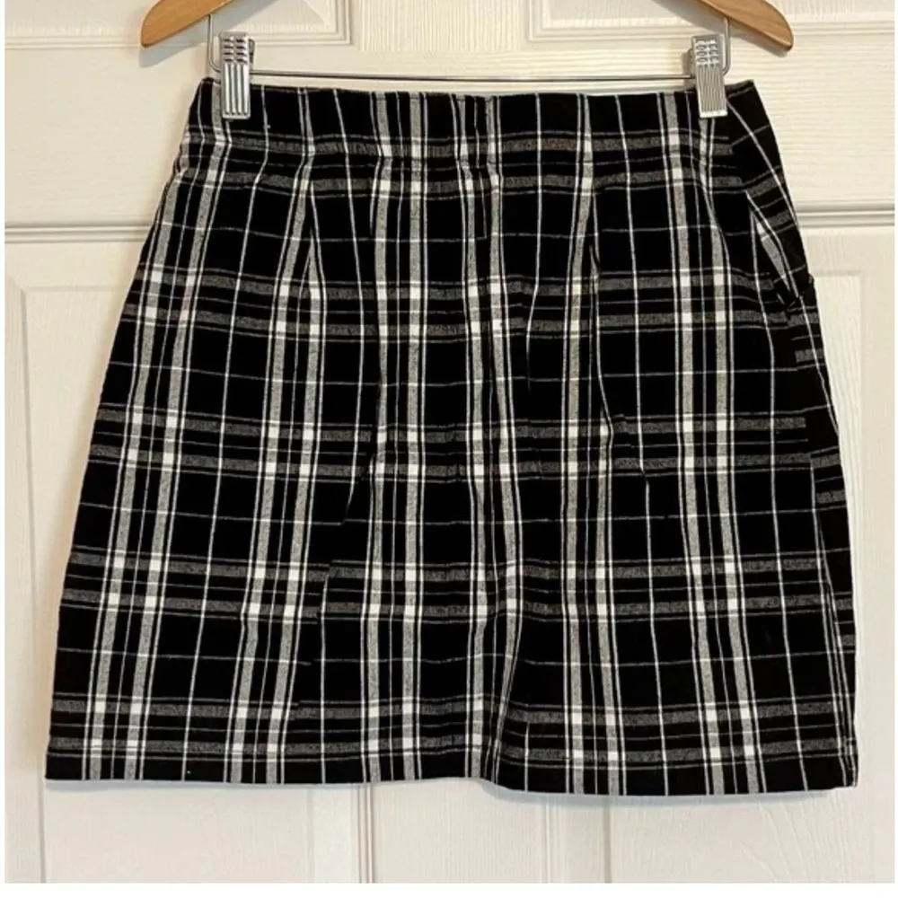 Hollister Black White Plaid Mini Skirt Size Small - Image 4