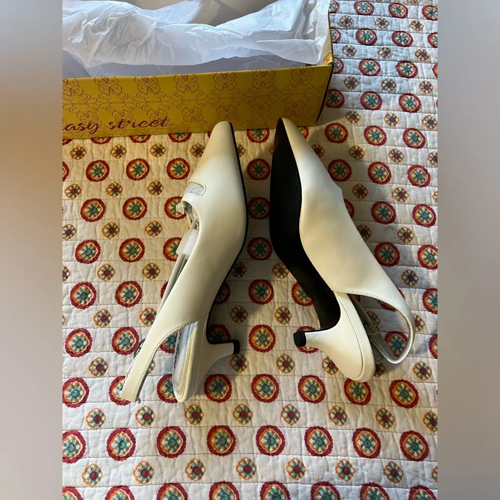 New Easy Street White Kitten Heels Size 7 extra wide - Image 2