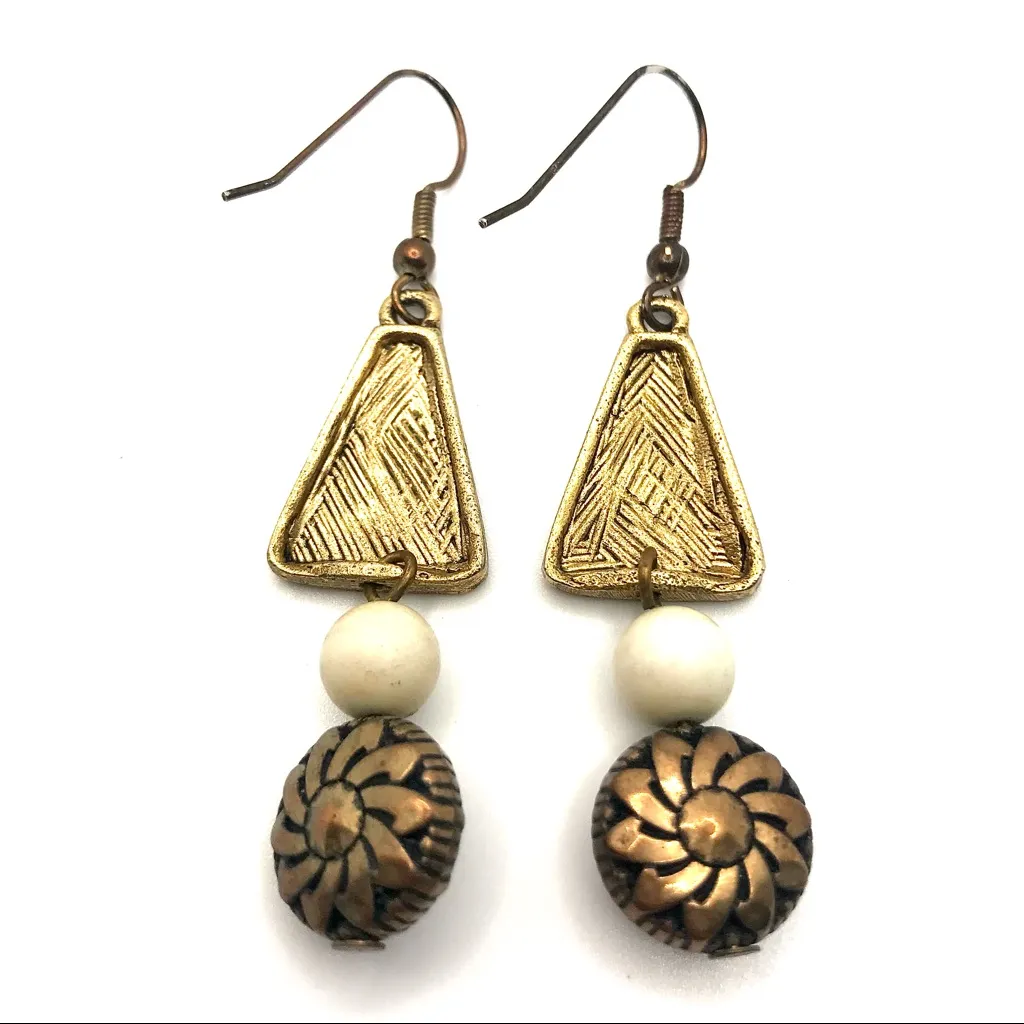 VINTAGE 1980'S CARVED FLORAL GOLD TONE WITH CREAM BEAD DANGLE EARRINGS - Image 8