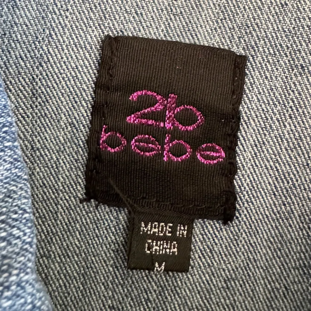 2B bebe Women's Blue Medium Wash Button Stretch Fitted Denim Jacket Size M - Image 5