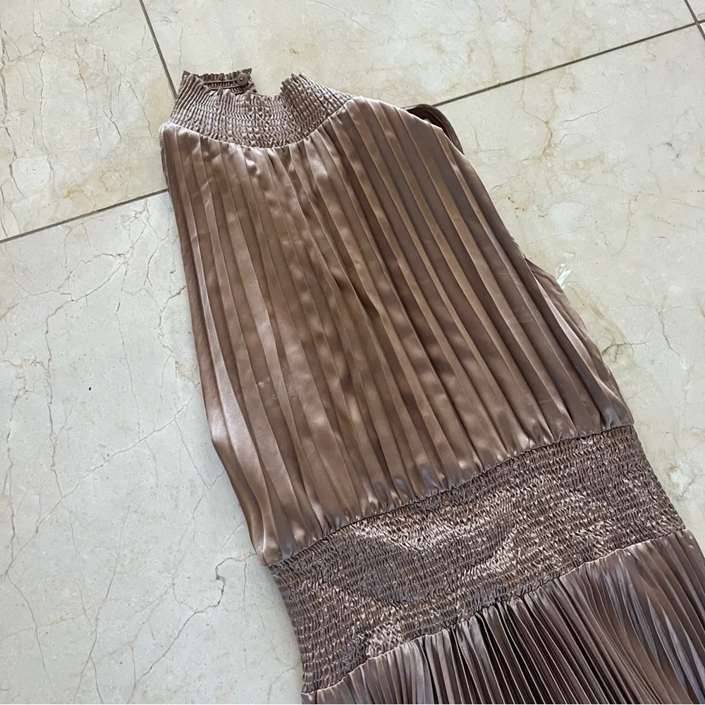 Do+Be NWOT Taupe Silky Pleated Midi cocktail Dress Sz Small - Image 2